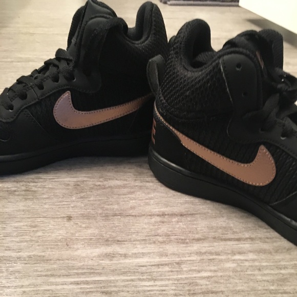 Nike Tennis Shoes - Picture 3 of 5